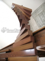 Detalle escalera de madera