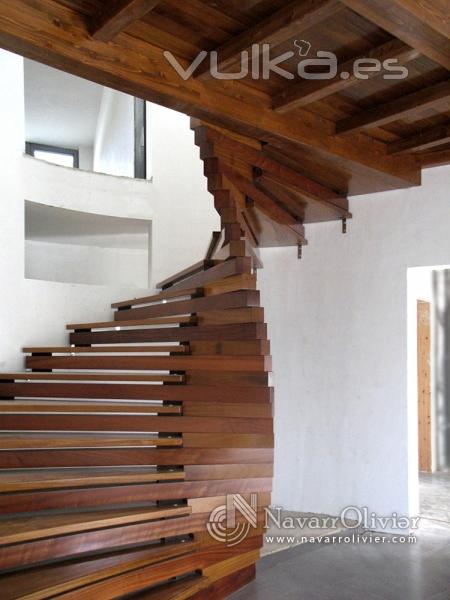 Escalera de diseo en madera de iroko. 