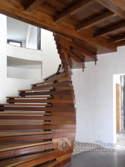 Escalera de diseo en madera de iroko.