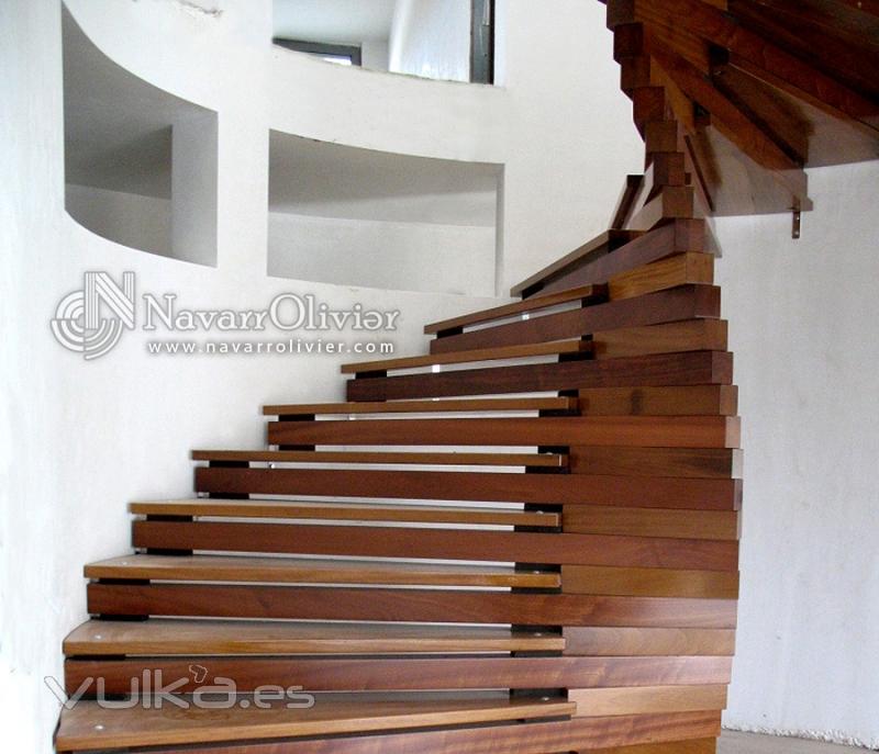 Escalera de diseo helicoidal en madera de iroko