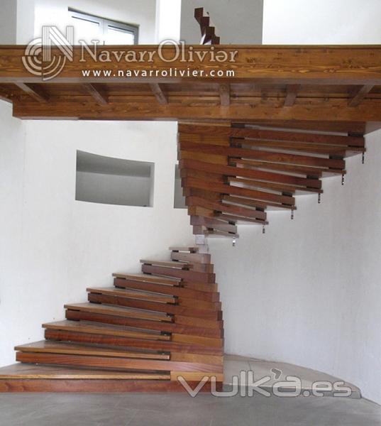 Escalera de diseo helicoidal en madera de iroko. Herrajes de sujesin en acero inoxidable.