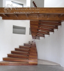 Escalera de diseno helicoidal en madera de iroko herrajes de sujesion en acero inoxidable