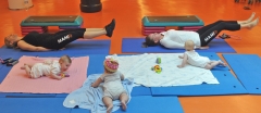 Mamas con bebes en un gym de bcn