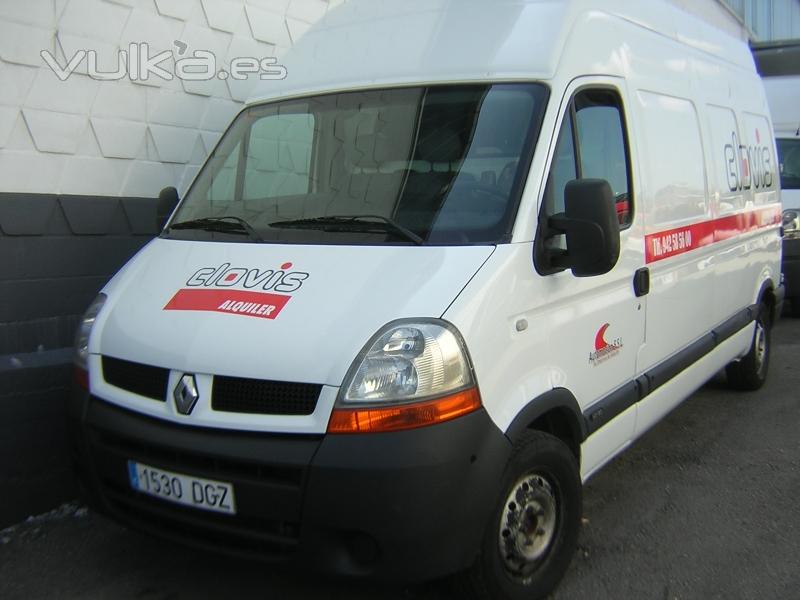 Nuestra flota de corto plazo: Una de nuestras furgonetas Renault Master.