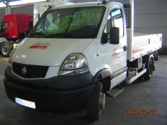 Nuestra flota de corto plazo: una de nuestras Renault Mascott con caja abierta basculante.