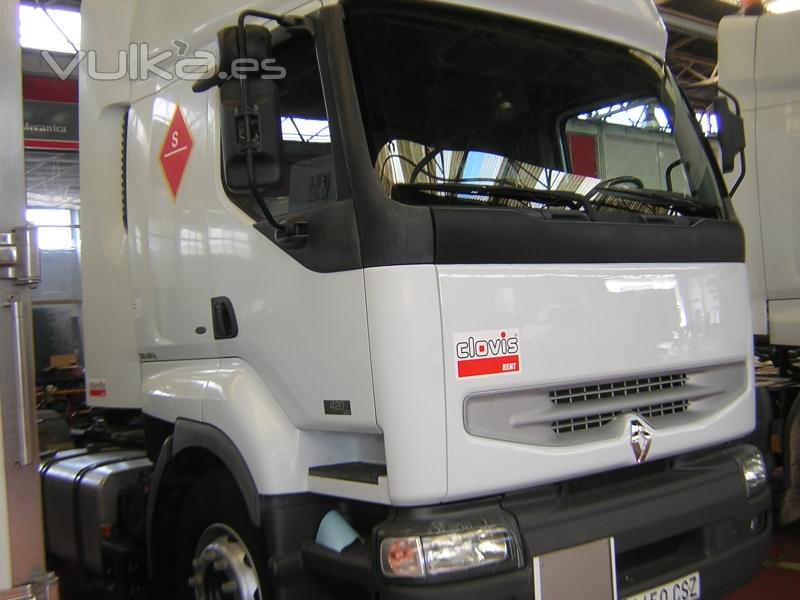 Nuestra flota de corto plazo: Una de nuestras tractoras Renault Premium.