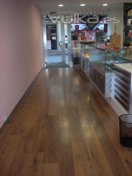 REFORMA DE LOCAL, SUELO EN PARQUET LAMINADO NOGAL 