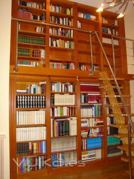 Libreria de dos plantas y escalera