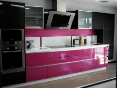 Cocina de exposicin en rosa fucsia, antracita y blanco