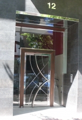 Puerta en acero inoxidable y corten tirador y detalles curvos