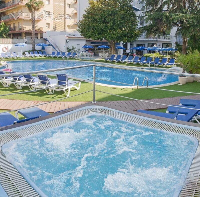 Jacuzzi en terraza piscina