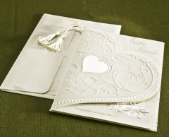 Invitacion de boda con un gran corazon troquelado en la portada