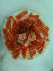 Plato de jamon cortado por uno de nuestros alunnos en nuestros cursos de cortador
