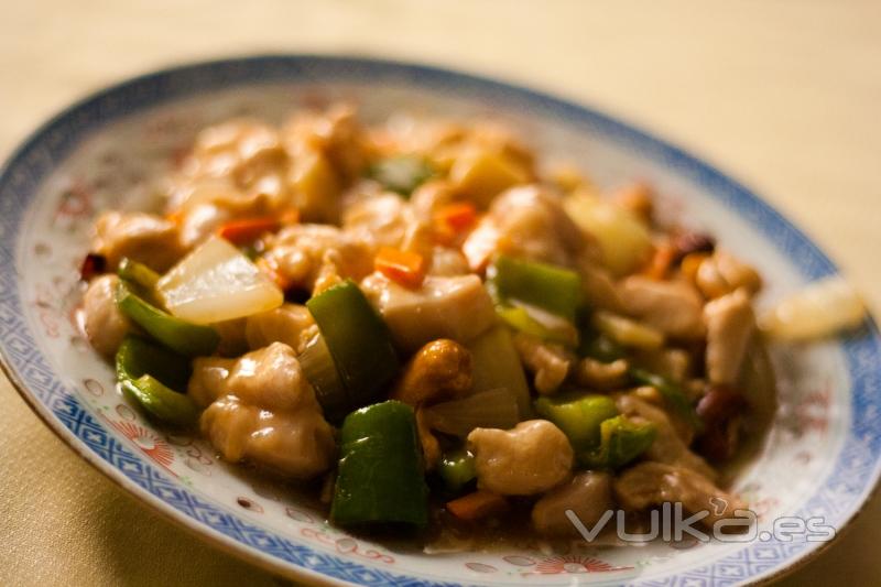 Pollo con verduras y anacardos