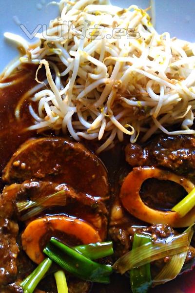 Delicioso ossobuco con frescos brotes de soja