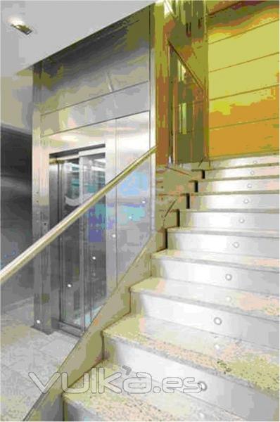 Ascensor hueco escalera Inox.