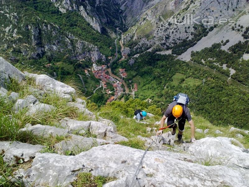 Guiando en la Va Ferrata de La Hermida