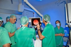 Dres. Silva y Vicente en plena intervención de reducción de estómago sin incisiones (cirugía POSE).