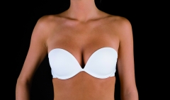 Sujetador con aros y copa de relleno push- up escotada sin tirantes fabricado en comoda microfibra