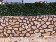 Chapado con placas de piedra natural fijadas con adhesivo cementoso: