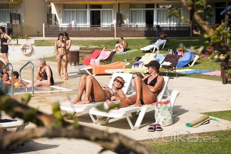 Zona de jardín alrededor de la piscina