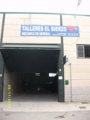 Estamos en el poligono situado frente a la casa seat