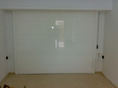 Puerta enrollable de garaje en aluminio lacado blanco