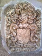 Decoracion en poliester escudo heraldico medidas134x98x18 cmts