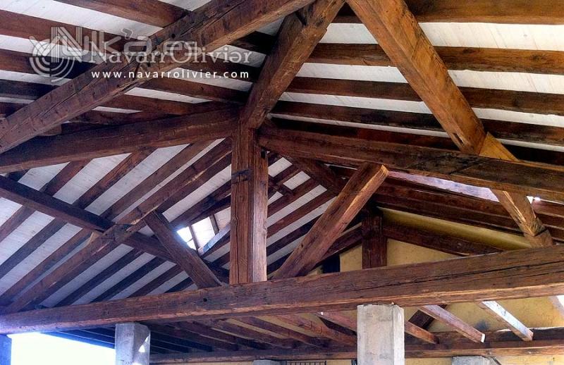 Estructura de madera con vigas centenarias recuperadas