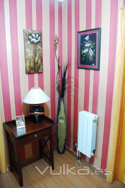 Entrada estilo personalizado, mueble restaurado, papel-pintura y decoracin.