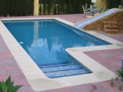 Piscina con tobogan de obra