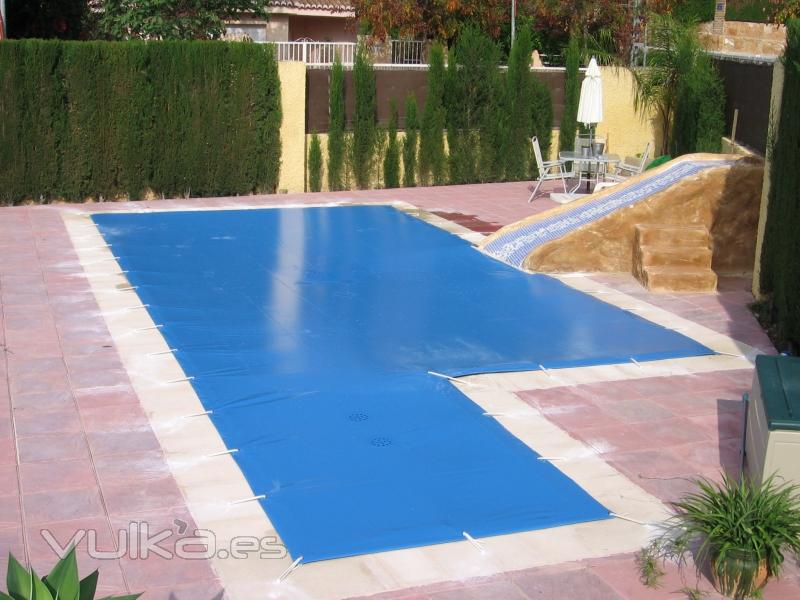 cubierta de invierno hecha a medida para piscina con tobogan de obra