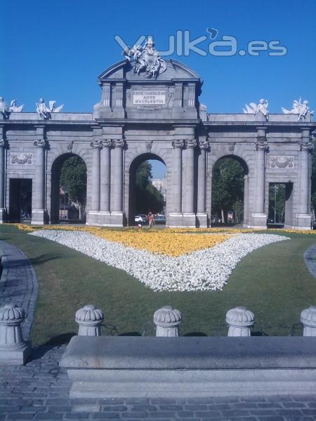 Trabajos de topografía en la Puerta de Alcalá (Madrid)