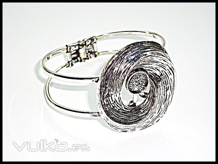 Bella pulsera de importacin diseo en metal rodiado color plata, libre de nquel