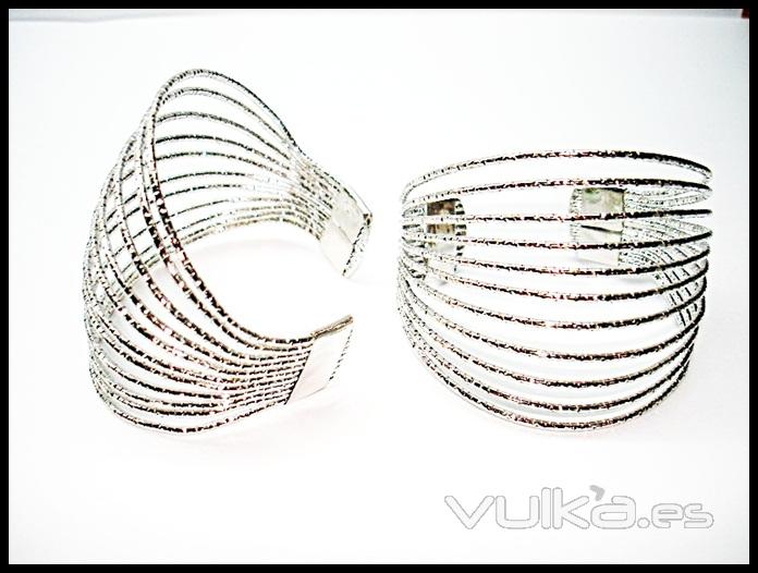 Bello brazalete de importacin moderno diseo en metal rodiado color plata