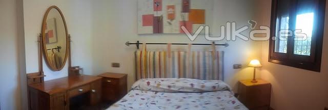 Dormitorio con cama matrimonio