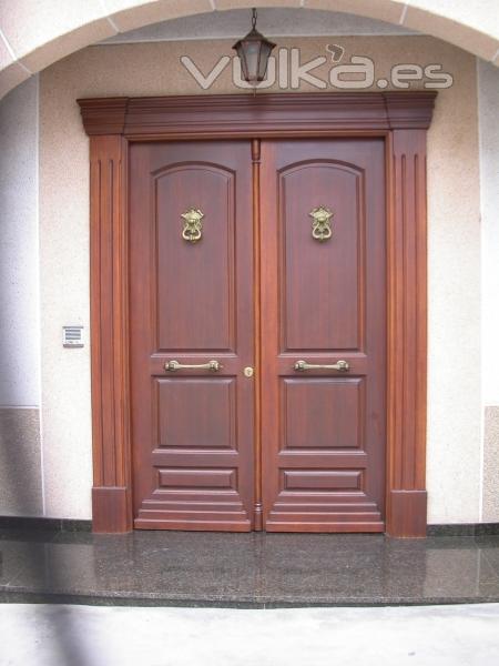 Puerta de calle en madera de pino,clasica teida y barnizada al agua