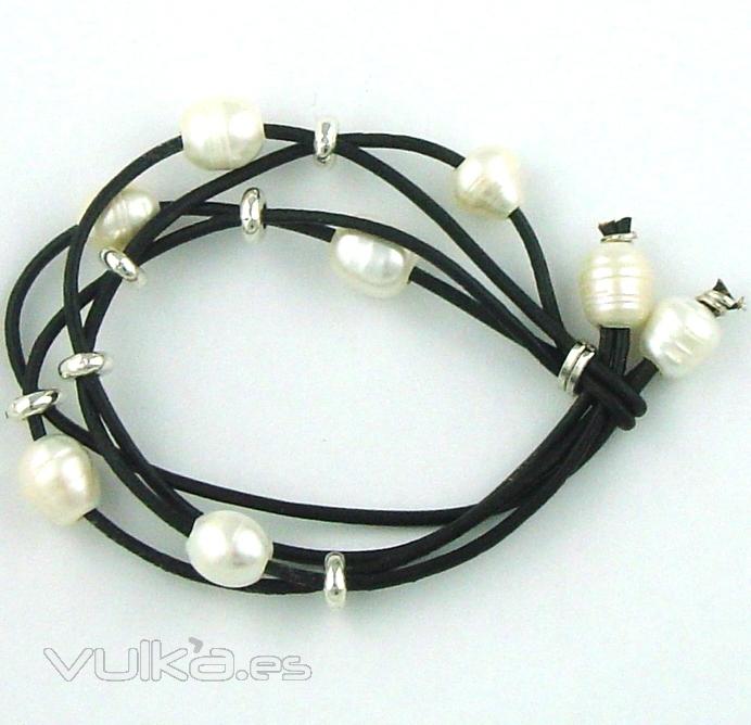 Pulseras cuero y perlas