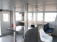 Catamaran aluminio viralata amplio espacio de trabajo en cabina