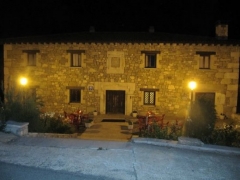 Vista nocturna fachada del hostal-restaurante