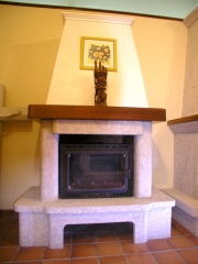 Chimenea bayona tallada en granito silvestre natural + madera iroko medidas 140 x 75 x 117 cm.