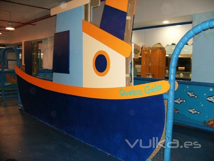 Barco realizado en DM pintado fijado a estructura de juego en Viseu.