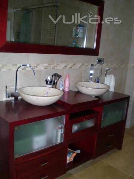 Detalle de baño de matrimonio con pilas de mármol y mueble de madera natural tintado en cereza ´11