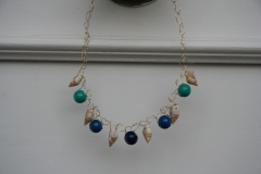 Collar gargantilla tejida a crochet con hilo metalico y con caracolas de mar naturales