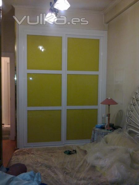 armario blanco crital amarillo