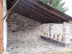 Alpendre y muro restaurado en castroverde
