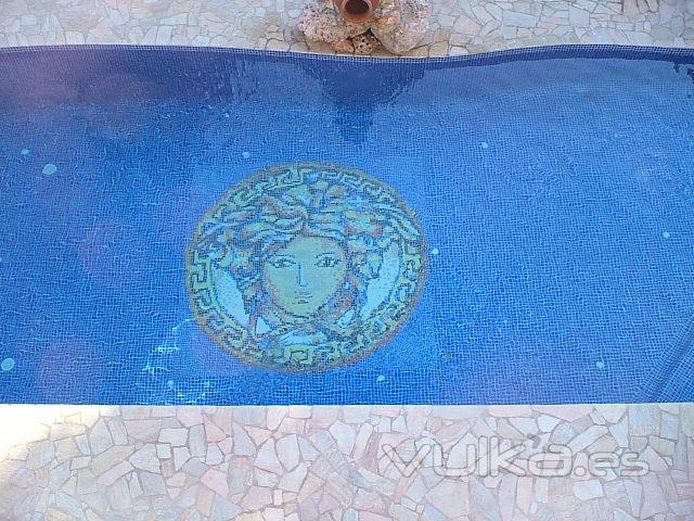 Piscina de obra con cubierta y spa