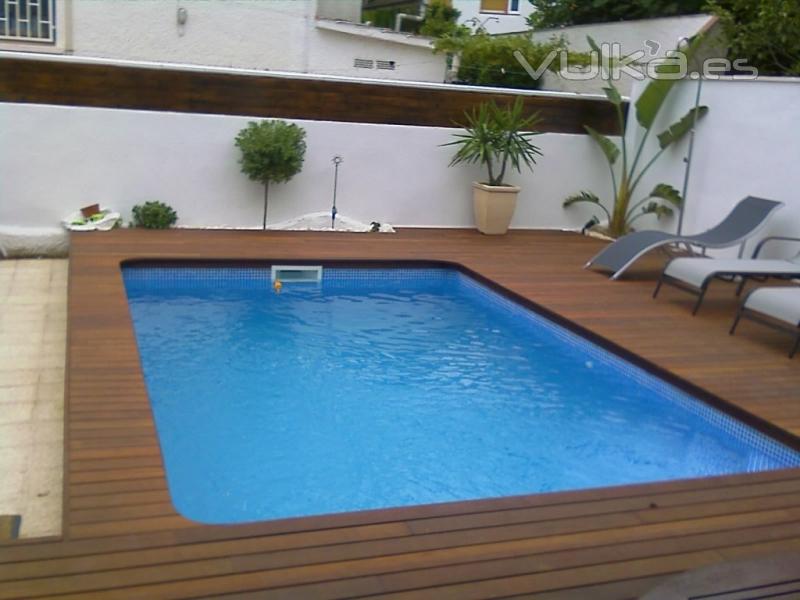 Piscina de obra con exterior de madera