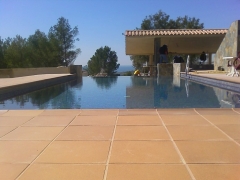 Piscina de obra desbordante
