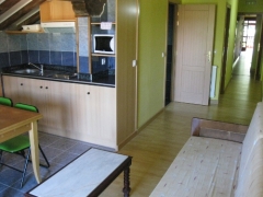 Cocina y entrada apartamento para cuatro personas